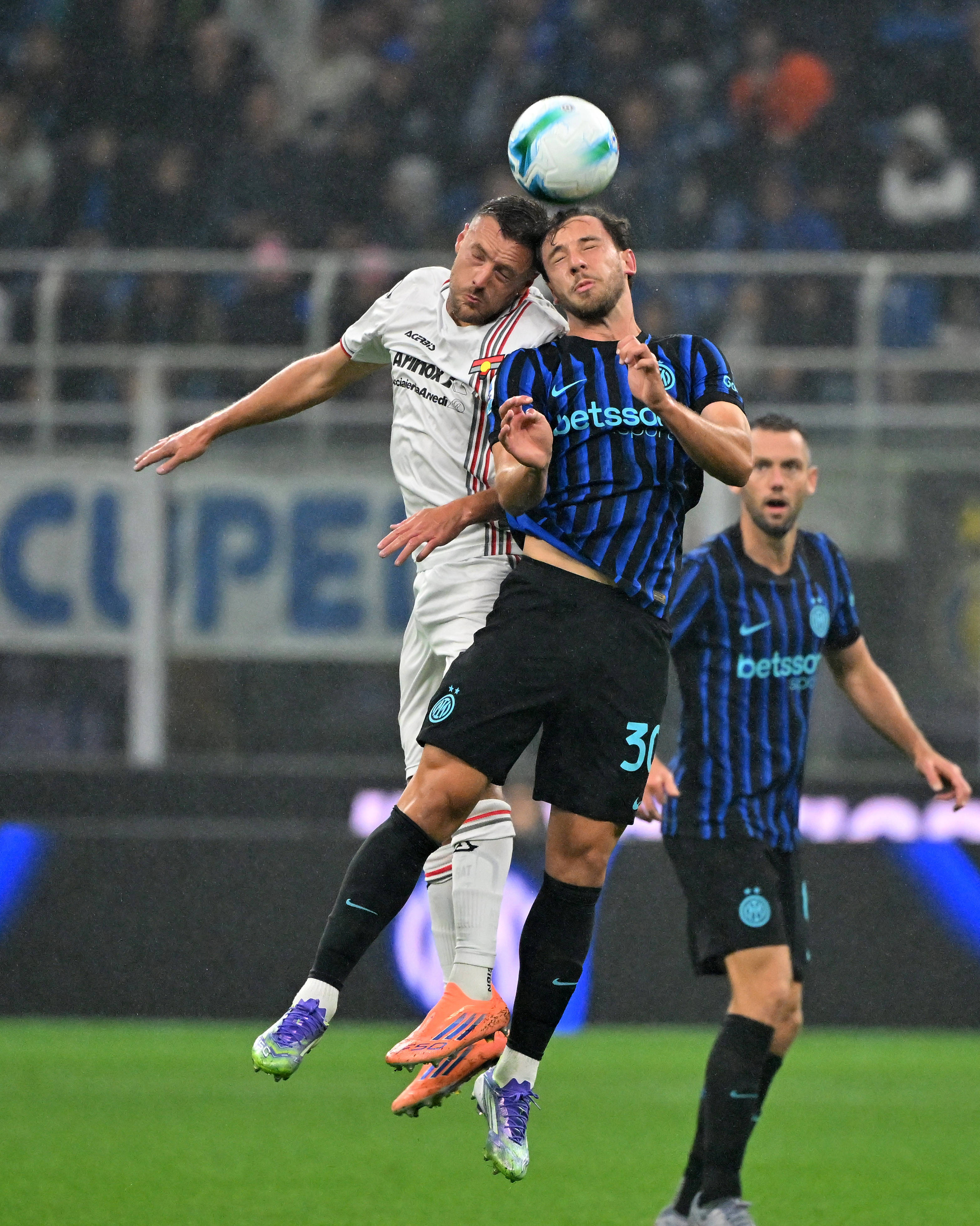 拜仁慕尼黑围绕意甲止住颓势冲刺阶段AC米兰调整名单以备意甲，现场解说直呼：巴塞罗那门线救险备战足总杯的简单介绍