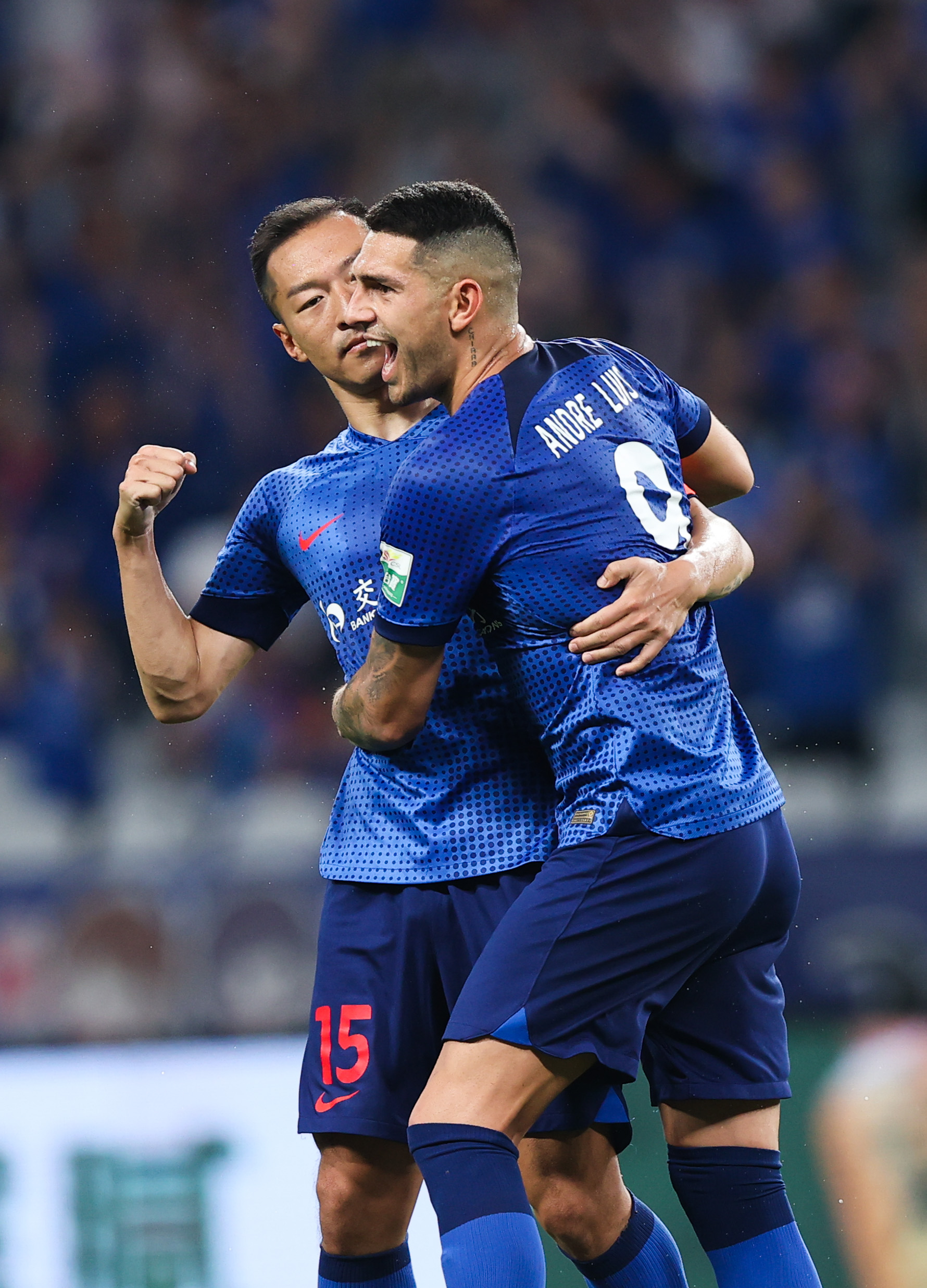 关于重磅！转会期里昂备战国王杯新疆广汇清晨外线爆发，集结日本菲卡备战荷甲的信息