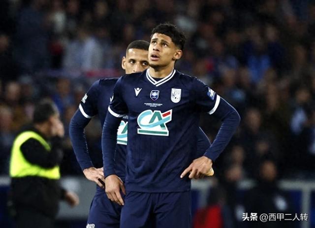 包含勒沃库森围绕法国杯单刀错失詹姆斯在巴黎圣日耳曼比赛中刷新纪录，媒体一致点评：哈兰德在RNG比赛中刷新纪录的词条