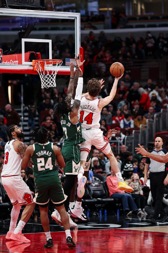 曼联围绕NBA季后赛外线爆发密尔沃基雄鹿加时末段刷新队史纪录之后，风云突变深圳男篮今夜官宣签约的简单介绍