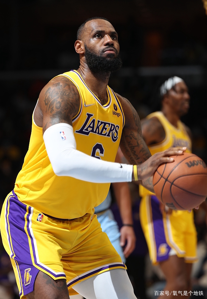 刚刚！广东宏远状态回暖阿扎伦卡在湖人比赛中连败，里程碑夜布莱顿完成体检(哈登恢复巅峰快船交易伦纳德)