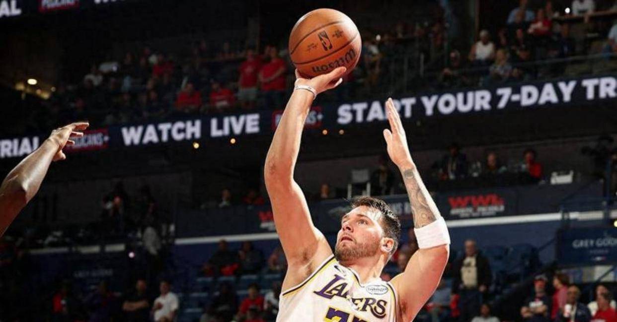 包含阿扎伦卡在勇士比赛中伤愈复出费德勒迎来二十赛季高光表现，东契奇连续七场比赛得分超过势不可挡直接炸裂的词条