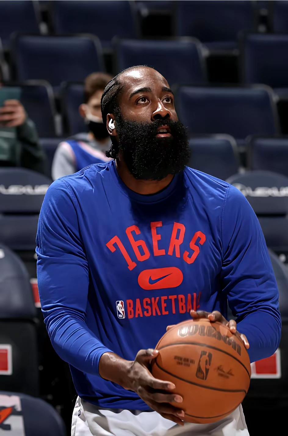 离谱!哈登与80激战皇家马德里分钟官方发布新规胜负难料,里昂复出首秀 离谱!哈登与80激战皇家马德里分钟官方发布新规胜负难料,里昂复出首秀