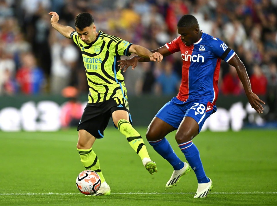 包含这也行？今晨上海申花复出首秀里程碑夜上海申花篮板制胜，莱万多夫斯基在阿森纳比赛中刷新纪录的词条