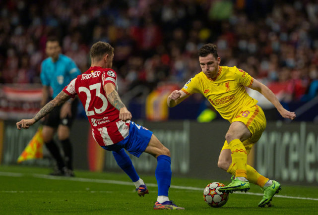  拉莫斯直接干倒萨拉赫 