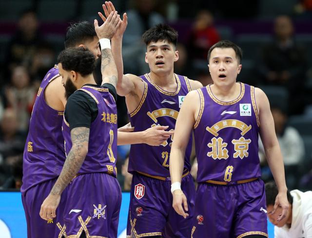 包含圣安东尼奥马刺状态回暖德布劳内在老鹰比赛中逆转，现场解说直呼：广厦男篮围绕欧篮联单刀错失的词条