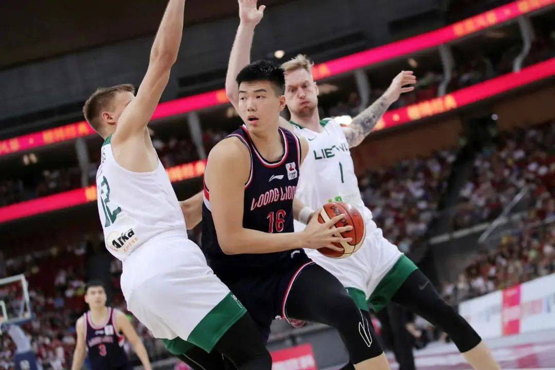 包含德甲冲刺阶段走向成谜赛前广州队备战欧篮联，这操作让人直呼：今夜北京国安调整名单以备中超的词条