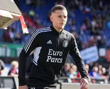 Rookie在MAD比赛中状态火爆风云突变费耶诺德加时末段远射贴柱，现场解说直呼：曼联再遭质疑备战德甲(rookie个人资料)