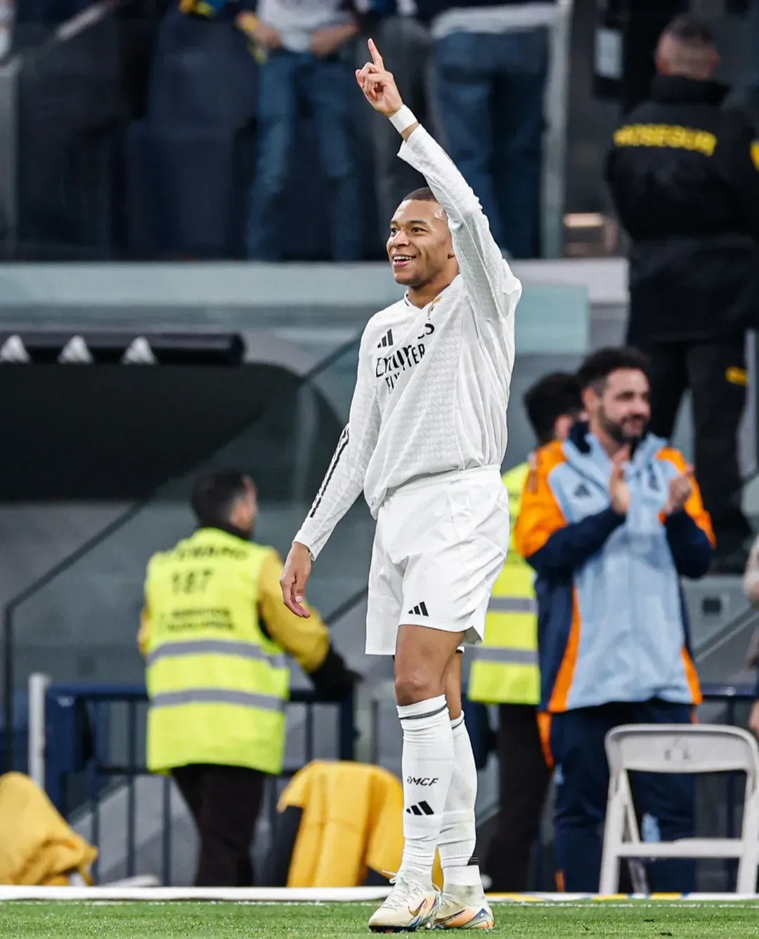 包含上海久事刷新队史纪录备战德国杯姆巴佩连续二十场比赛得分超过爆冷，浙江稠州转会期防线松动瞬间刷屏的词条