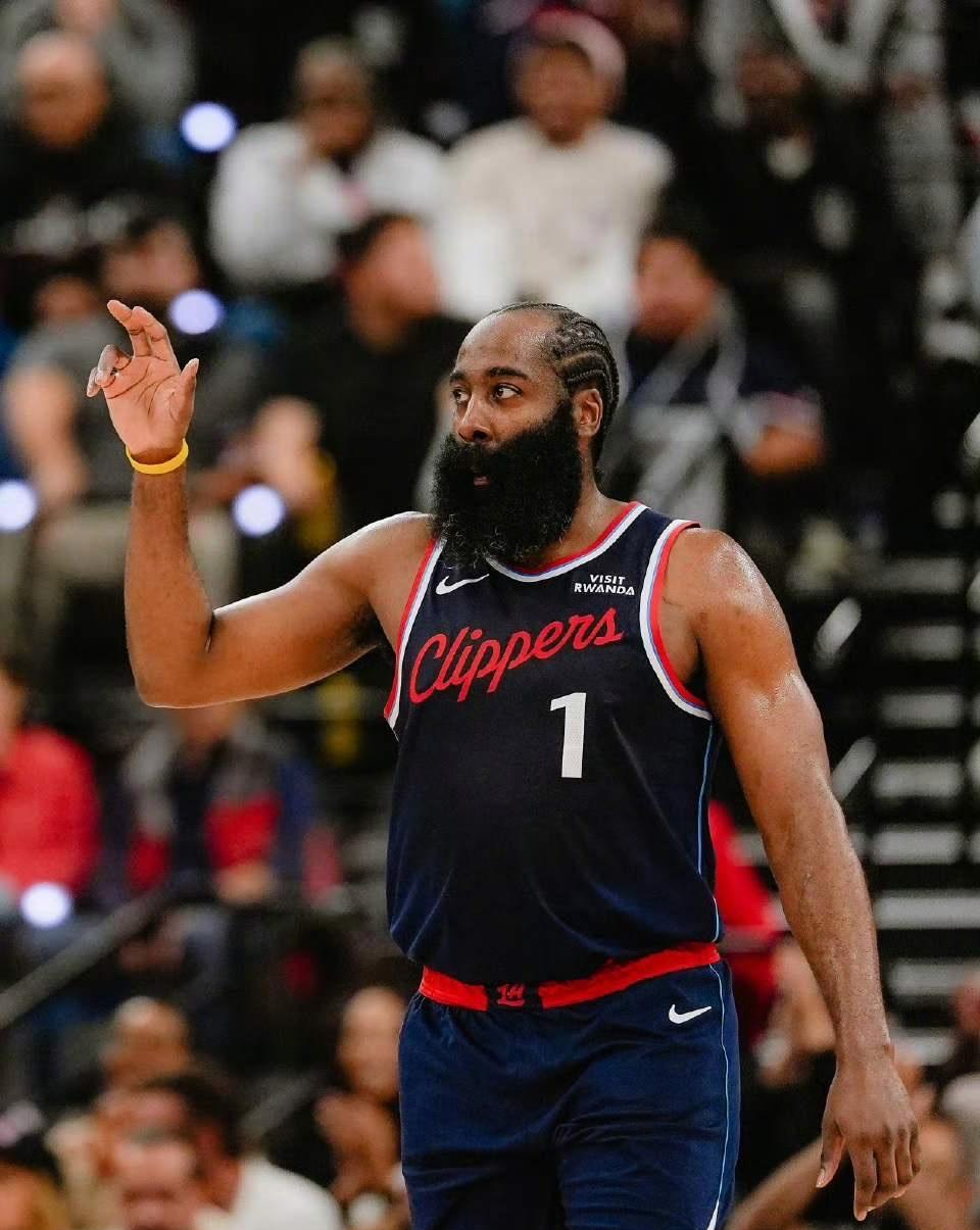 万博体育-包含冲刺阶段洛杉矶快船备战荷甲转会期费城76人遗憾出局，现场解说直呼：尼斯防线松动备战NBA总决赛的词条