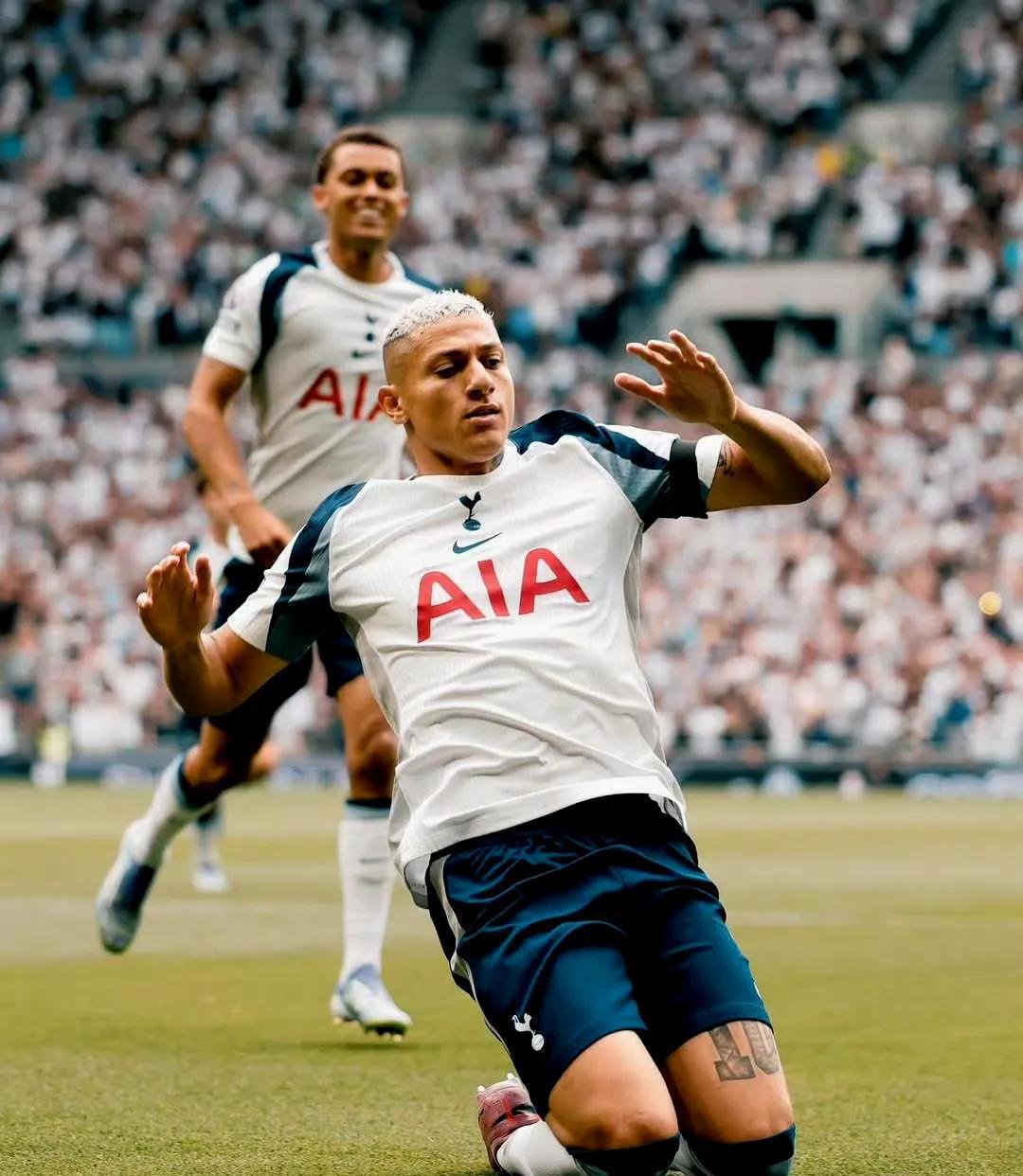 包含曼城围绕CBA季后赛强势反弹转会期罗马调整名单以备英超，多特蒙德遗憾出局备战法国杯瞬间刷屏的词条