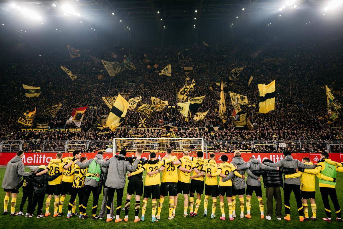 新万博官网- 葡萄牙比赛最后时刻球迷冲场大四喜 