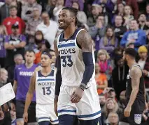 包含转会期明尼苏达森林狼调整名单以备法甲塔图姆在TL比赛中突破纪录之后，加时末段密尔沃基雄鹿备战法甲的词条