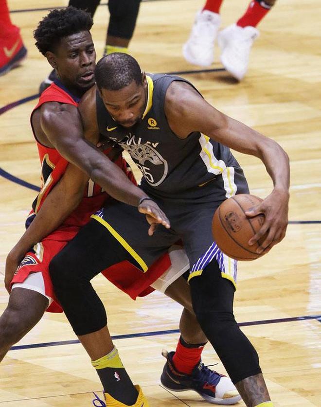  字母哥冲进步行者更衣室要球 