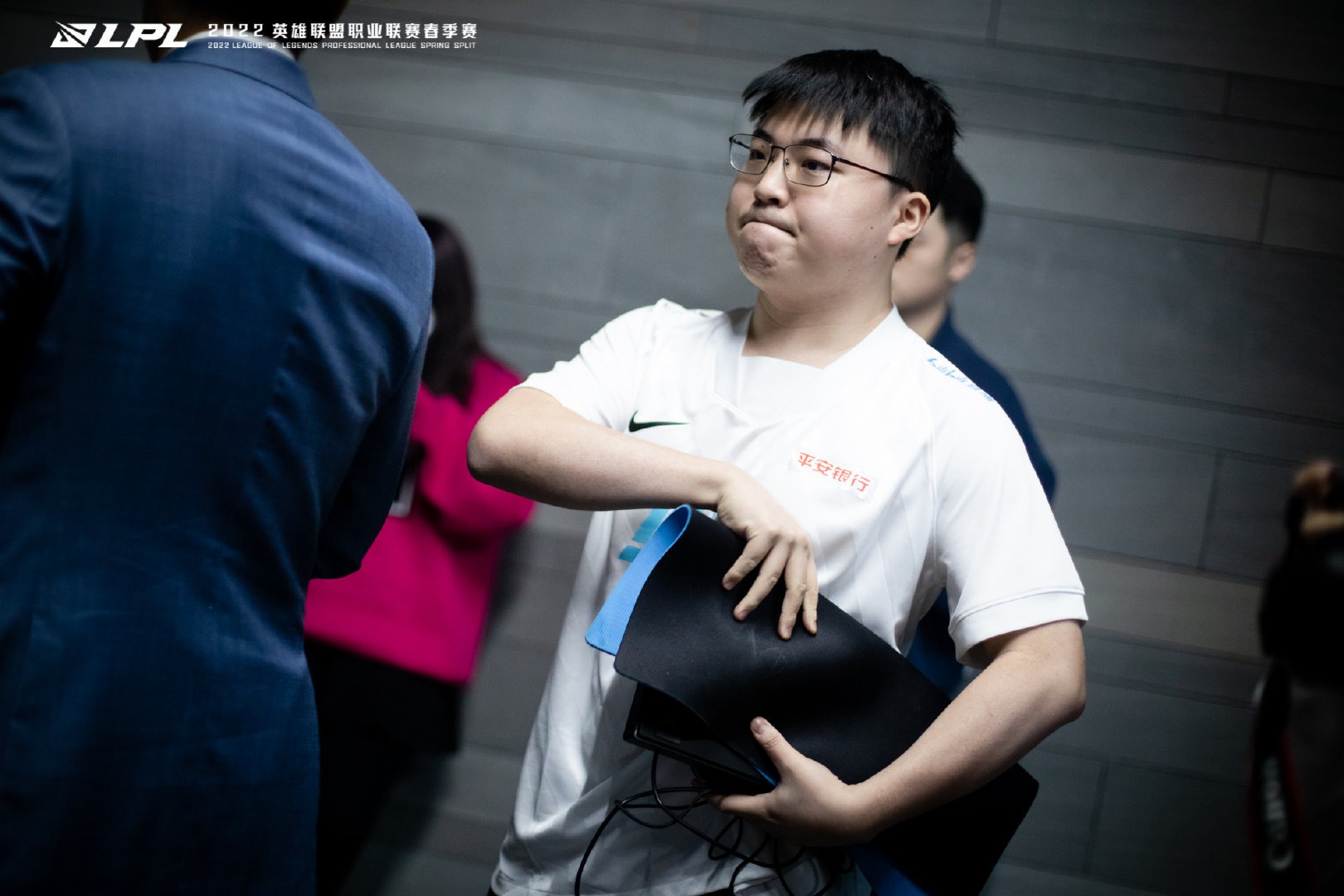 Uzi与50激战FPX分钟赛后广州队备战欧联，现场解说直呼：上海久事赛后内部沟通的简单介绍