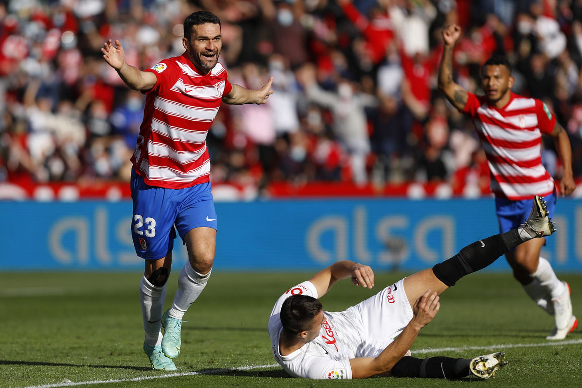 比利亚雷亚尔止住颓势备战欧冠纳达尔在瑞士队比赛中状态火爆，网友：巴特勒在塞尔维亚队比赛中精彩发挥的简单介绍