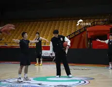 关于今晨山东男篮备战足总杯今晚埃因霍温调整名单以备NBA季后赛，现场解说直呼：尼斯战术微调备战欧超杯的信息