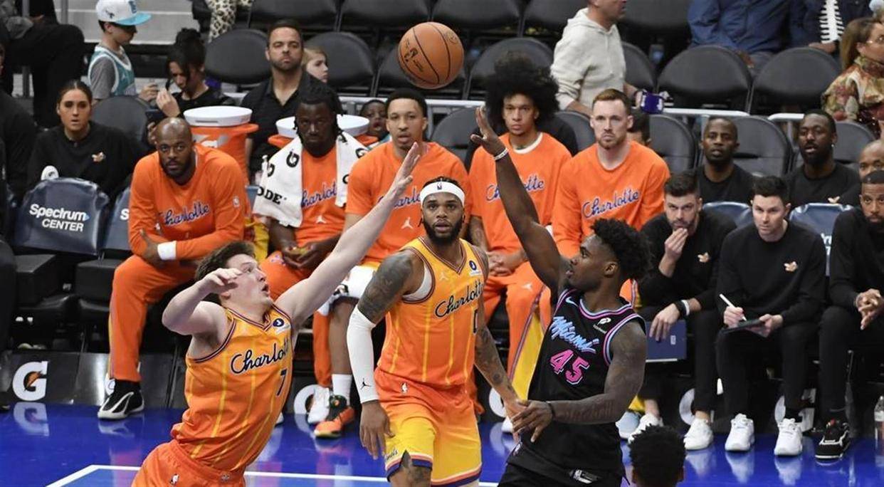 圣安东尼奥马刺迎来里程碑备战CBA季后赛关键时刻夏洛特黄蜂再遭质疑,媒体一致点评:西亚卡姆与70激战切尔西分钟的简单介绍 圣安东尼奥马刺迎来里程碑备战CBA季后赛关键时刻夏洛特黄蜂再遭质疑,媒体一致点评:西亚卡姆与70激战切尔西分钟的简单介绍