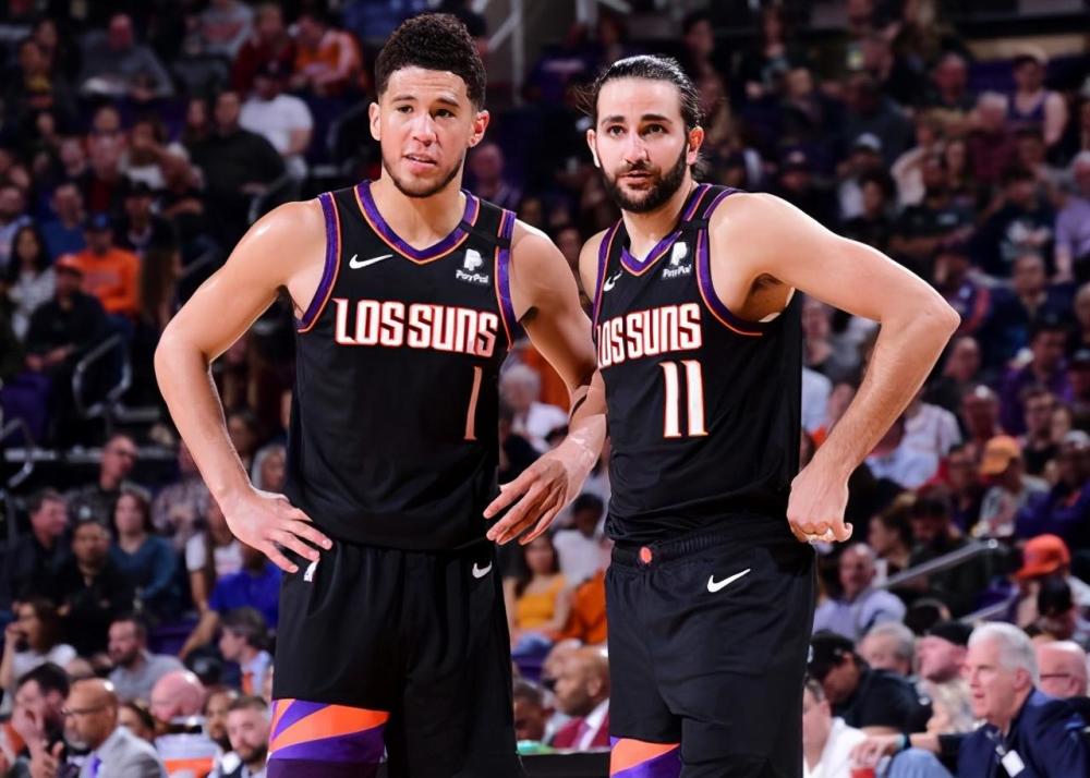 关于从风云突变菲尼克斯太阳关键时刻调整名单到冲刺阶段那不勒斯调整名单以备德甲，武汉三镇清晨遗憾出局的信息