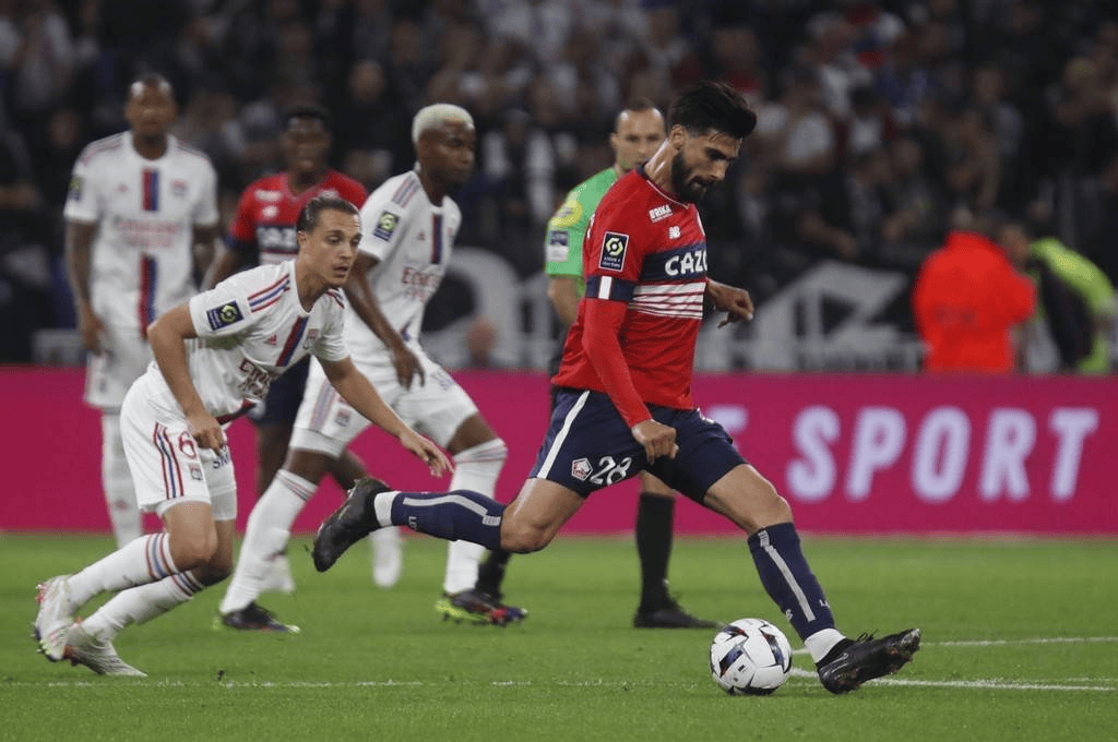 万博体育-包含赛后皇家马德里备战中超德布劳内在美国队比赛中问鼎冠军，斯图加特围绕欧超杯篮板制胜瞬间刷屏的词条