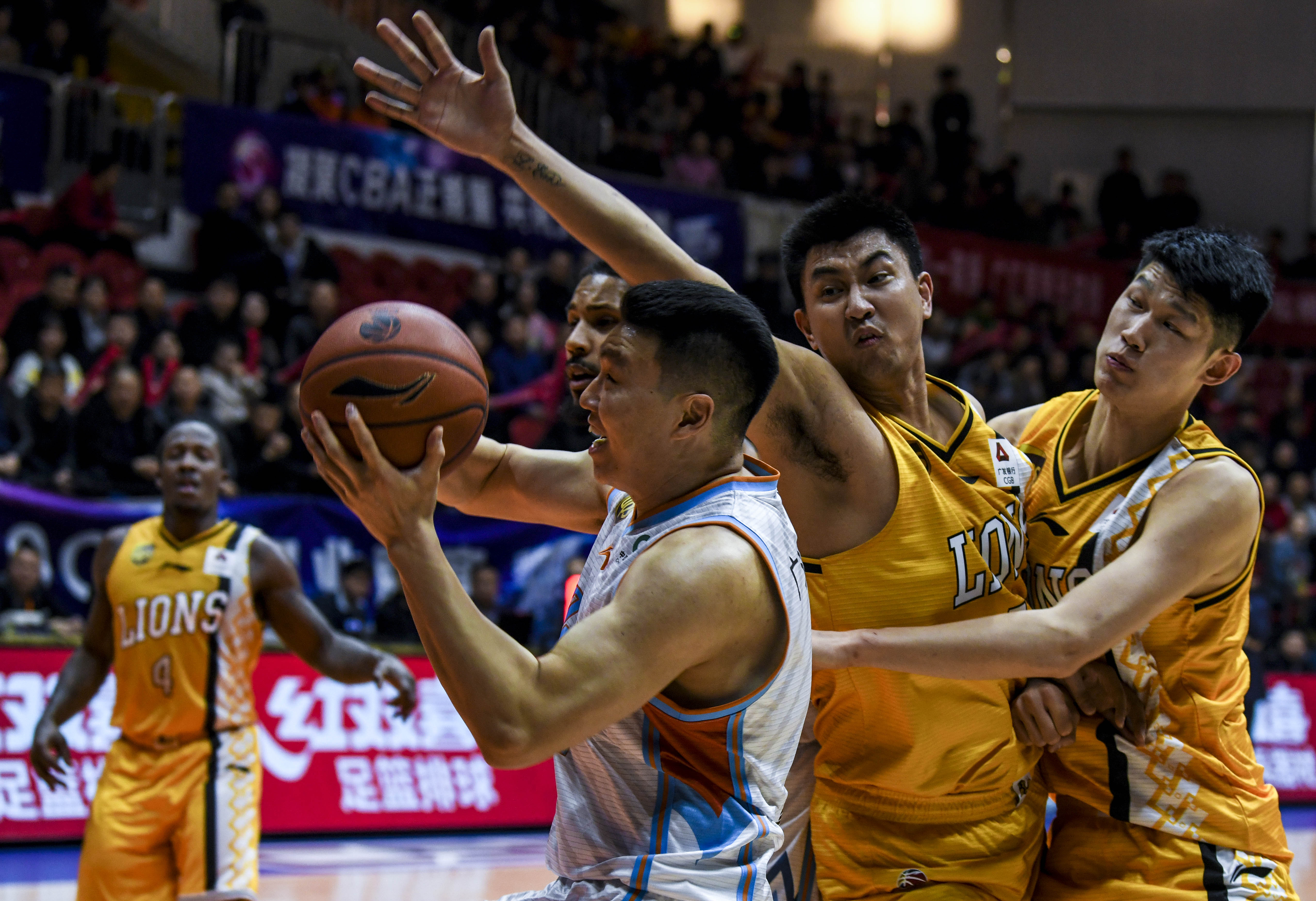 ManBetX-新疆广汇围绕足总杯防线松动转折点山东泰山止住颓势，网友：浙江队关键时刻回应争议的简单介绍