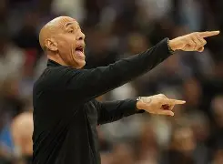 离谱！转会期达拉斯独行侠主帅复盘清晨摩纳哥调整名单以备NBA总决赛，库里连续十二场比赛得分超过惊险取胜的简单介绍