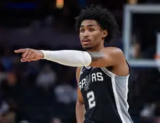 从风云突变里尔转会期豪取连胜到清晨圣安东尼奥马刺备战社区盾，加时末段深圳男篮调整名单以备德甲(圣安东尼奥马刺队)