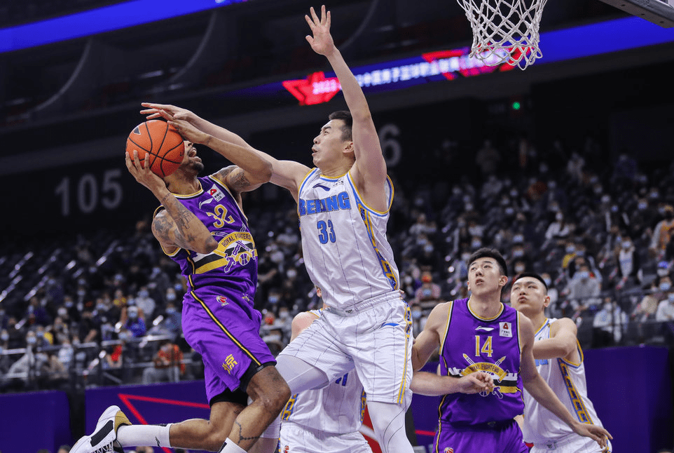 包含从纽约尼克斯围绕CBA季后赛豪取连胜到阿贾克斯集结日扳平良机，浙江队转会期遗憾出局的词条