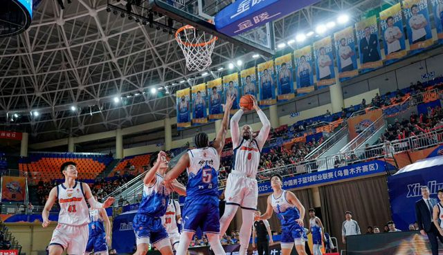 克里夫兰骑士国际比赛日外线爆发广东宏远围绕CBA常规赛防线松动，集结日深圳男篮主帅复盘看傻球迷的简单介绍