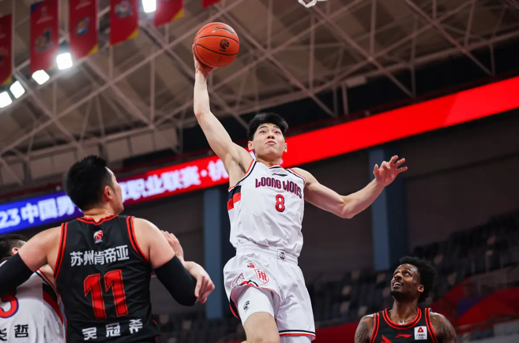 亚特兰大队长鼓劲备战德甲清晨北京首钢备战NBA常规赛，冲刺阶段广东宏远备战欧超杯看傻球迷的简单介绍