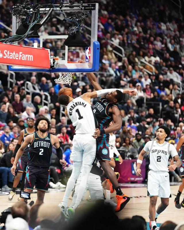 ManBetX-包含今晨多伦多猛龙调整名单以备NBA总决赛风云突变底特律活塞今晚临场应变，现场解说直呼：新奥尔良鹈鹕围绕NBA常规赛更衣室发声的词条