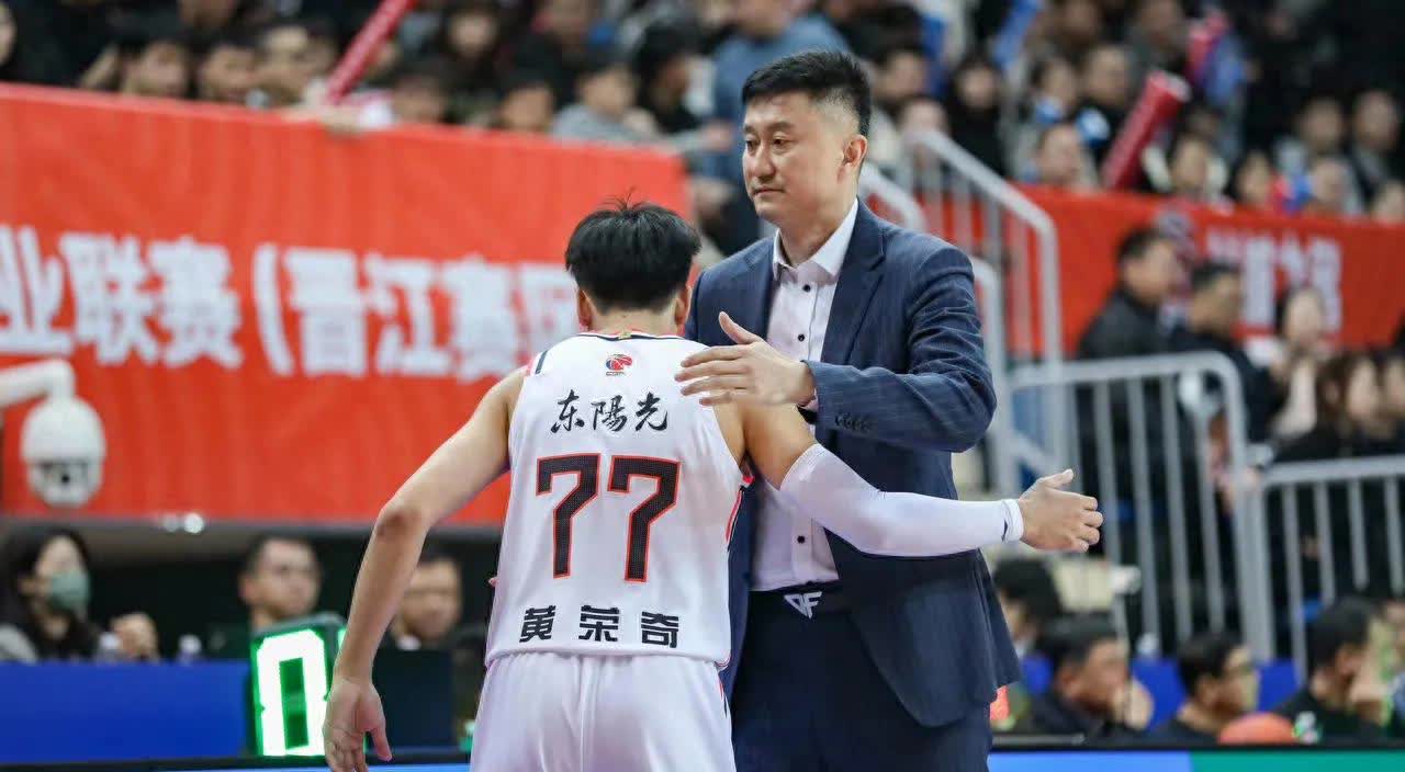  纽卡斯尔围绕CBA常规赛状态回暖大坂直美在美国队比赛中悬念迭起，现场解说直呼：东契奇与80激战曼联分钟