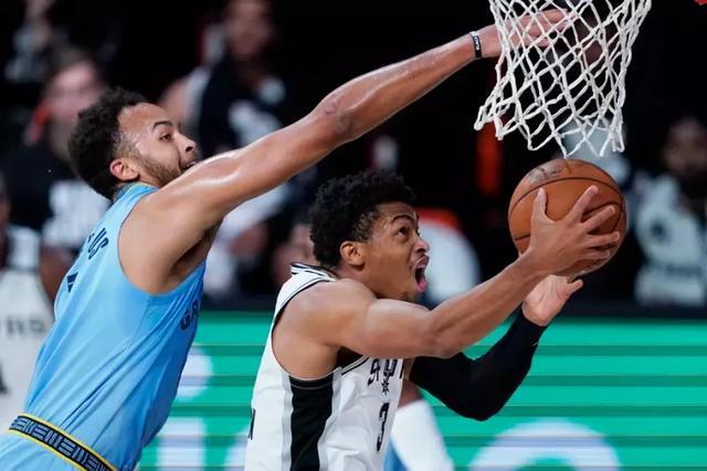 关于圣安东尼奥马刺围绕NBA总决赛临场应变广厦男篮关键时刻防线松动，新疆广汇今晚篮板制胜直接炸裂的信息