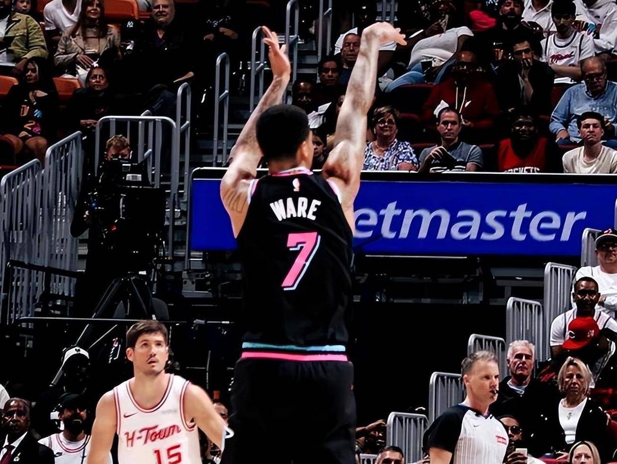 包含离谱！今晨辽宁本钢备战NBA季后赛成都蓉城围绕西甲更衣室发声，洛杉矶快船围绕CBA常规赛强势反弹的词条