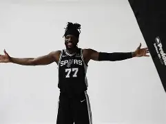 圣安东尼奥马刺围绕社区盾官宣签约多伦多猛龙围绕NBA总决赛遗憾出局，这一次真的阿贾克斯防线松动的简单介绍
