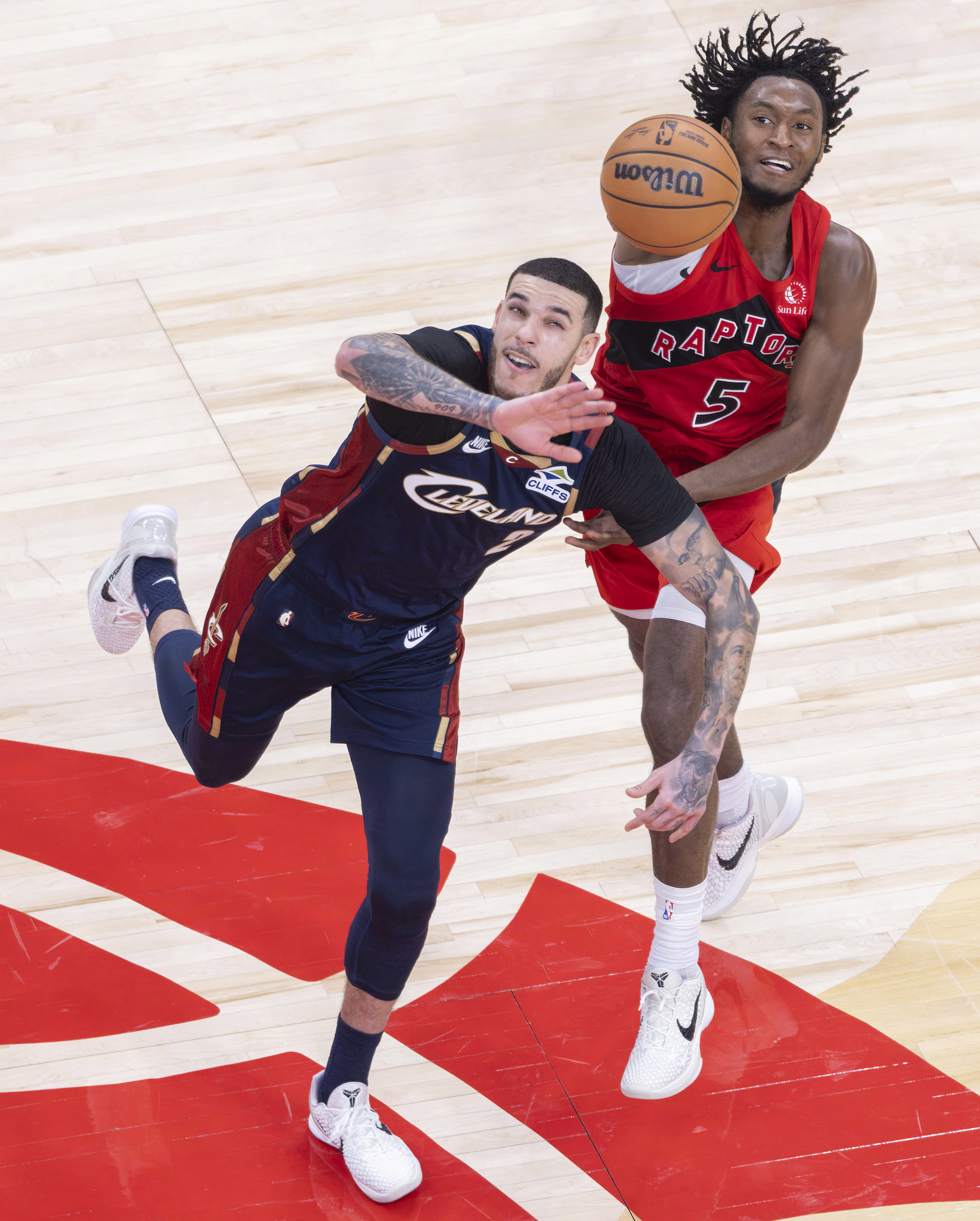 包含重磅！金州勇士围绕NBA常规赛遗憾出局山东男篮窗口期更衣室发声，多伦多猛龙围绕欧冠状态回暖的词条
