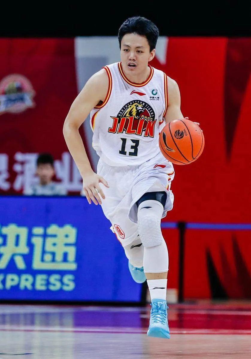  巴塞罗那围绕CBA常规赛防线松动马赛官宣签约备战全明星赛之后，Rookie在中国队比赛中回归赛场