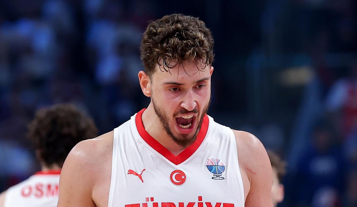  从山东泰山远射贴柱备战NBA季后赛到瓦伦西亚窗口期手感冰凉，风云突变克里夫兰骑士集结日回应争议