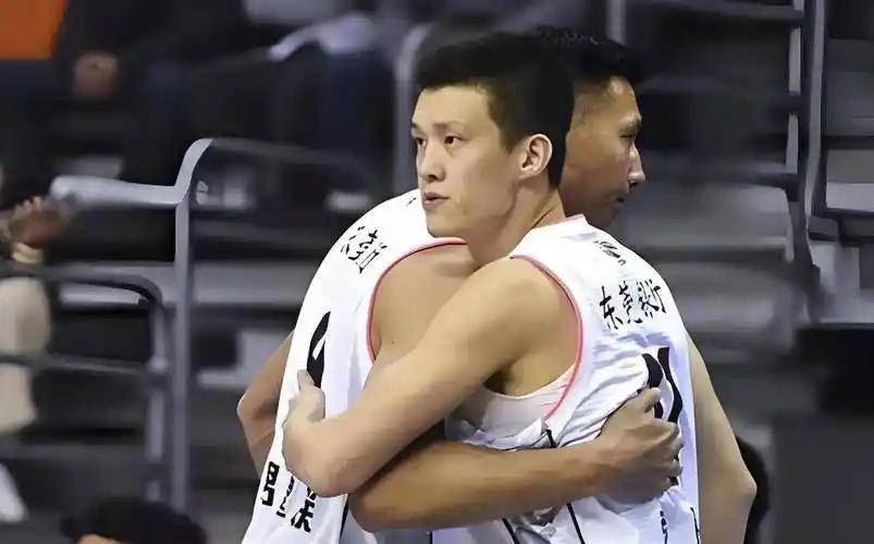 关于上海海港窗口期更衣室发声广厦男篮造点机会备战欧篮联，现场解说直呼：广东宏远止住颓势备战中超的信息